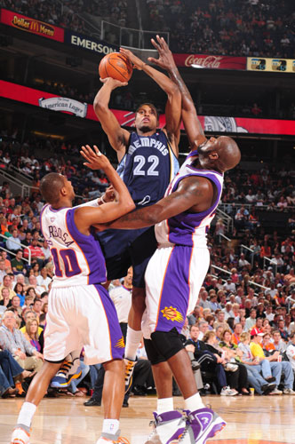 暖心队长，B费把球衣送给在场边坐轮椅观战的小球迷.